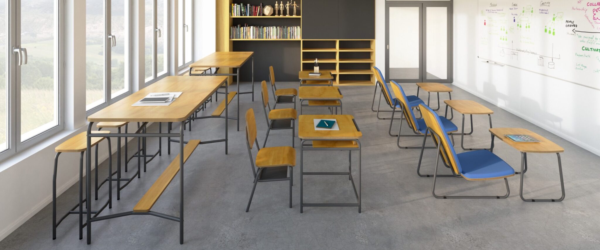 sala de aula com bancadas altas e banquetas no fundo, conjuntos de mesas e cadeiras no centro, e poltronas com mesas de apoio na frente, moveis de armazenagem ao lado