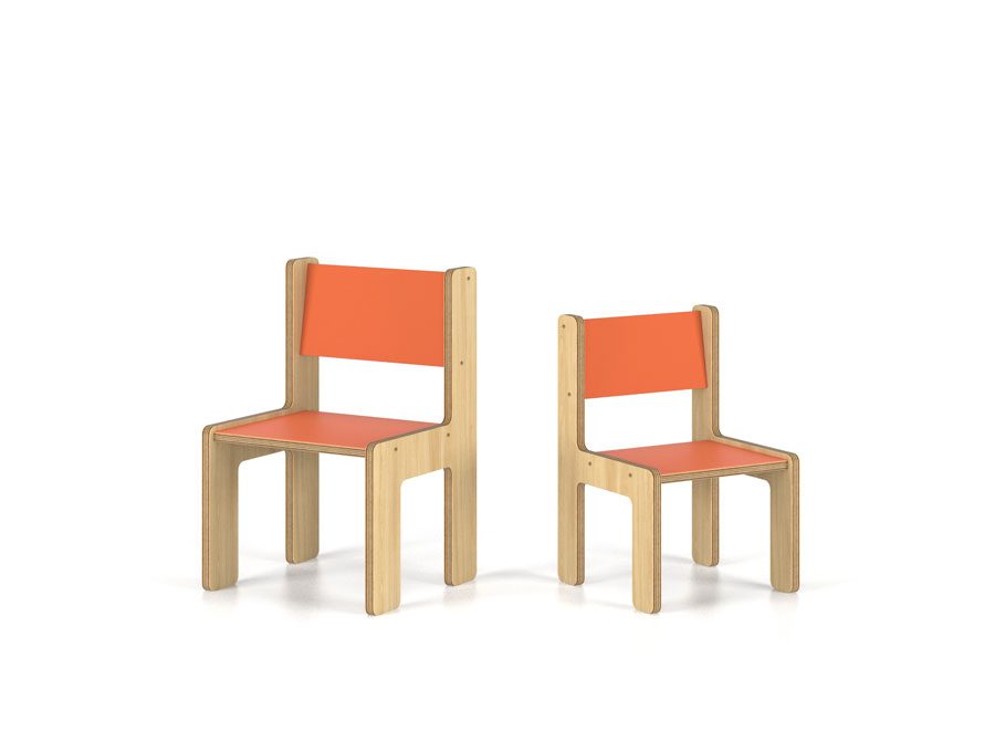 duas cadeiras infantis de madeira com assento e encosto de laminado cor cerâmica