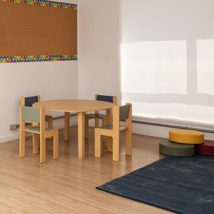 sala infantil da escola Camino com mobiliário mesa e cadeiras de madeira Origem