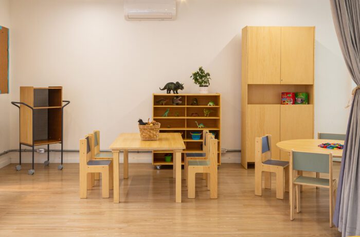 sala infantil da camino school com linha origem mesas e cadeiras e móveis de armazenagem