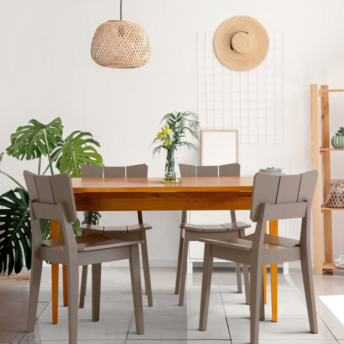 sala de jantar com mesa de madeira e cadeiras Uma vasos de plantas