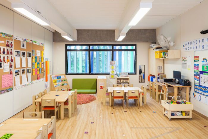 sala de aula infantil da Beacon School com mesa e cadeiras de marcenaria