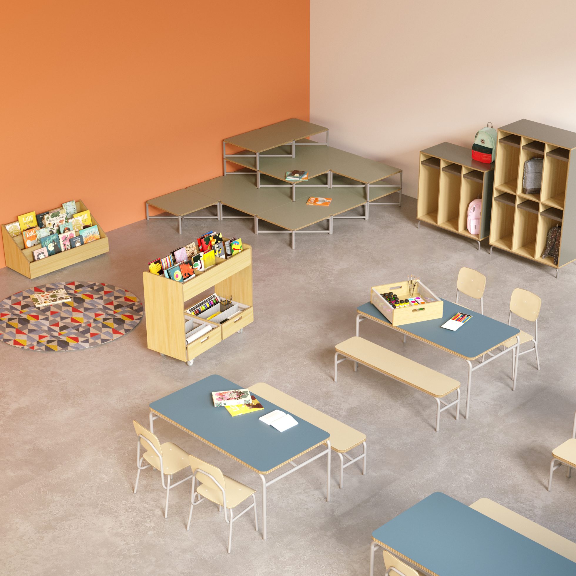 biblioteca escolar com mesas coletivas e cadeiras, expositores de livros e mochileiro s
